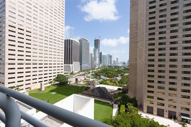 Foto del edificio - 335 S Biscayne Blvd