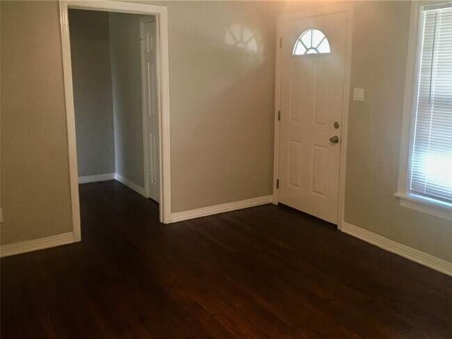 Foto del edificio - 1317 Meadowbrook Dr