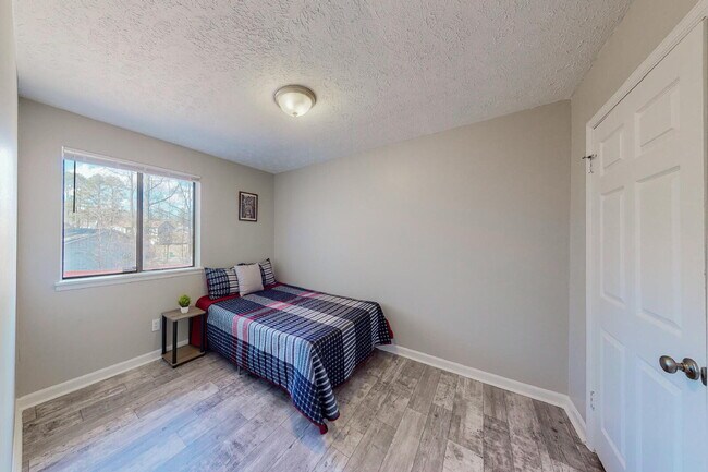 Foto del edificio - THE LINCOLNDALE | Spacious & comfortable Ellenwood house featuring a dining area designed for con...