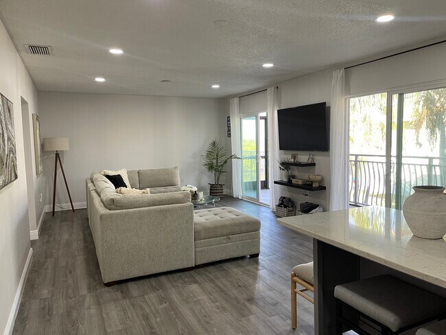 Building Photo - 8811 Bay Pointe Dr