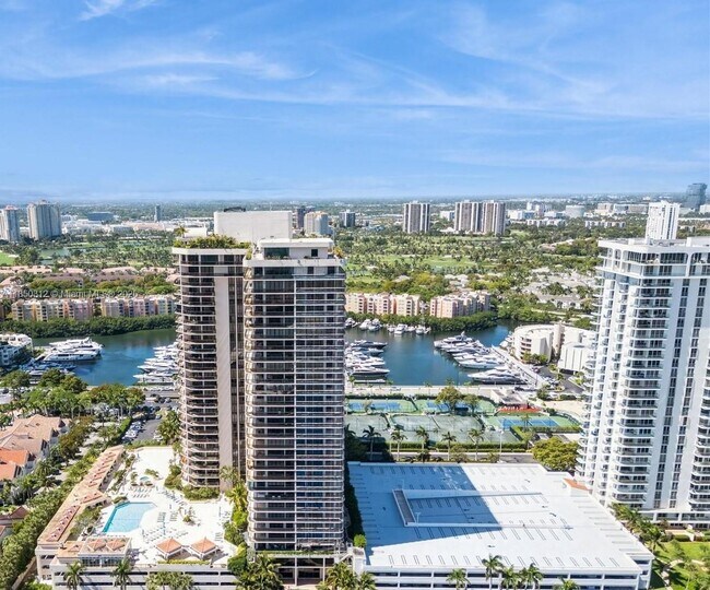 Foto del edificio - 19667 Turnberry Way