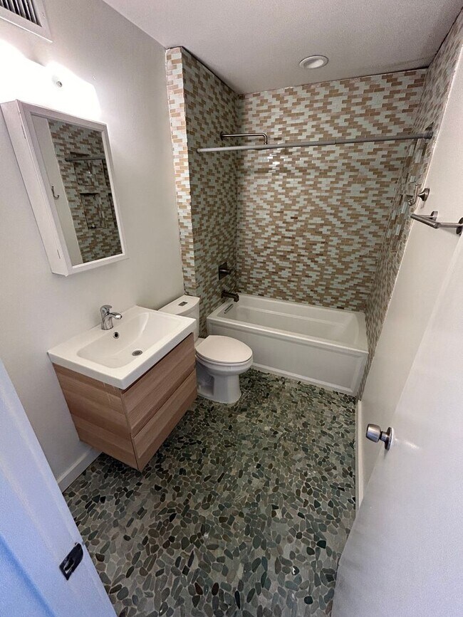 Building Photo - bBlend of comfort and convenience