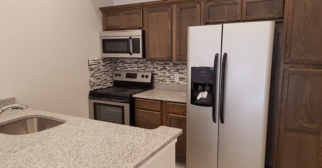 Kitchen - 401 S Davis Ave