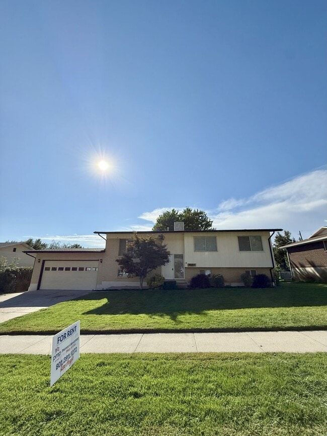 Building Photo - 2889 N 1025 E