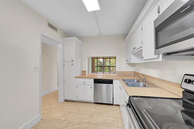 Foto del edificio - 8415 Forest Hills Dr