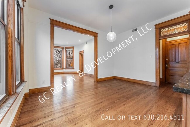 Building Photo - ***LINCOLN PARK - TOP FLOOR / 1200+ SF / 2...