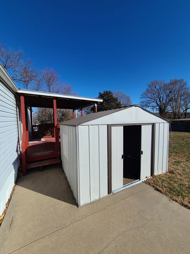 Building Photo - Newer 2 bed 1 bath mobile home.
