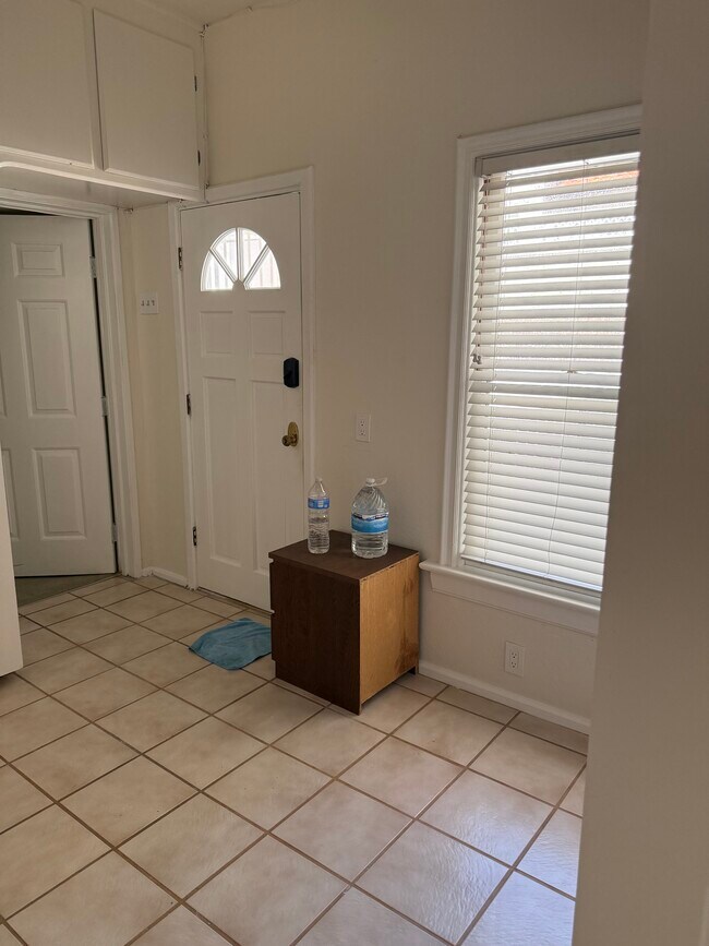 Entrada privada/cocina pequeña con conexiones para lavadora y secadora. - 305 Emerald St