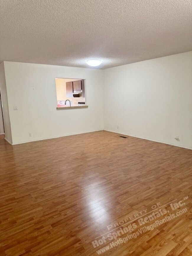 Foto del edificio - LaCoruna Courts | Townhome | Unfurnished