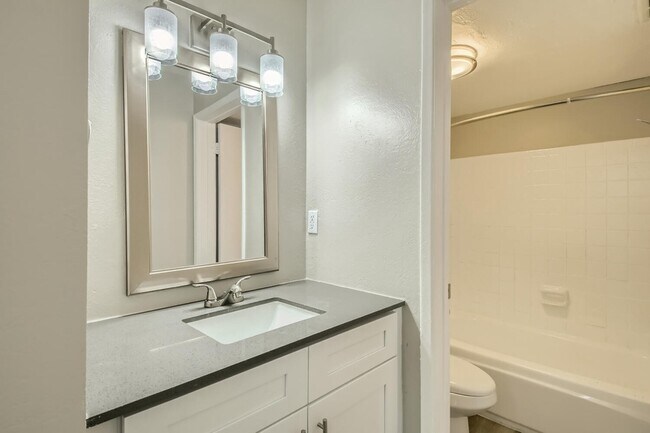 5902 W Royal Palm Rd Glendale-grande-037-034-Baño principal-1500x1000-72dpi Grande - Rise at the Palms