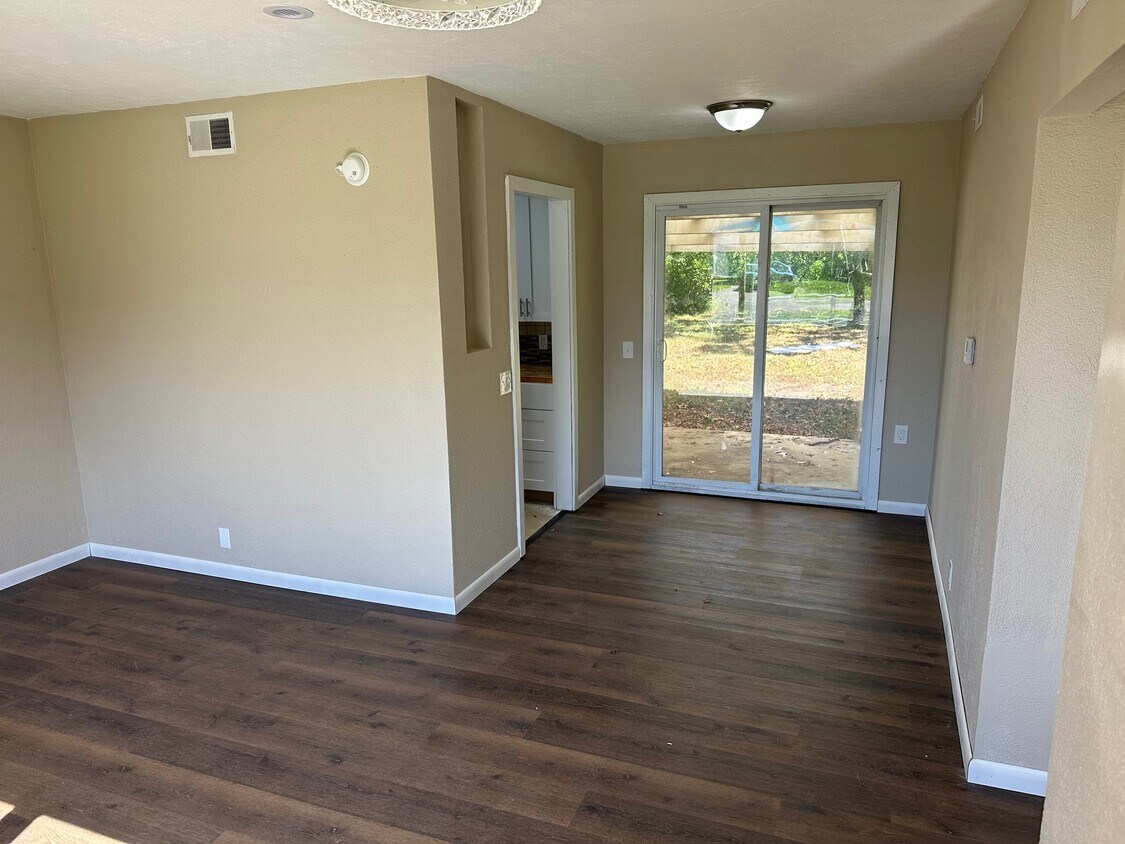 Sala de estar/Comedor - 2037 E 31st St