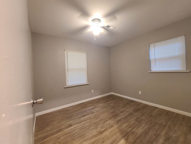 Building Photo - 801 Hinshaw Dr
