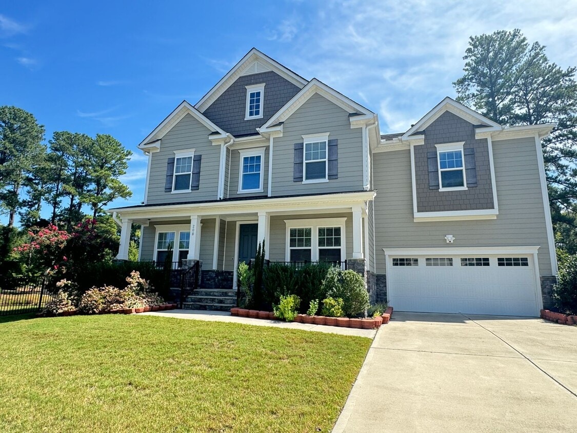 Foto principal - Spacious 5 Bed, 4 Bath Single Family home ...