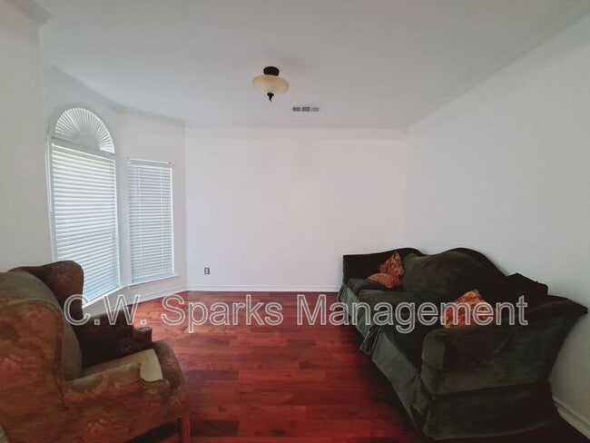 Building Photo - 1534 Chapman Dr