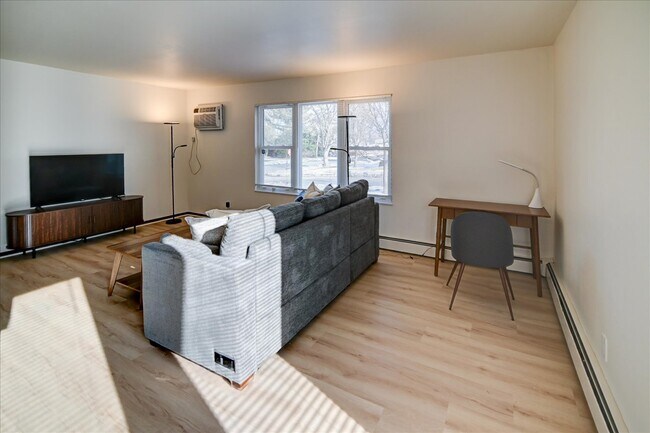 Foto del edificio - 7203 Fortune Dr