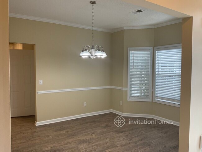 Building Photo - 305 Armor Cir