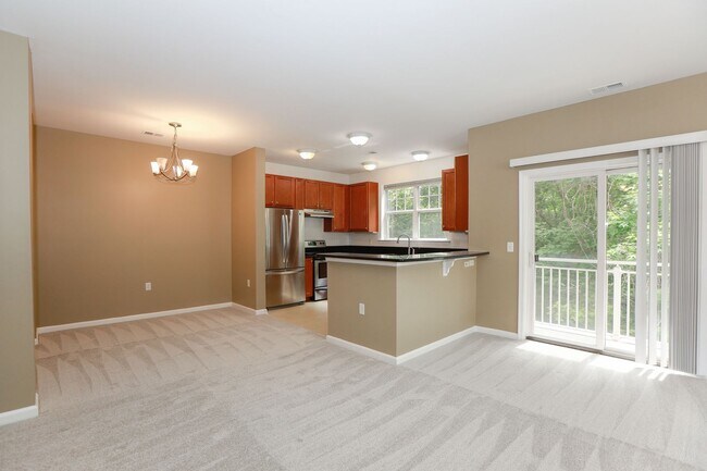 Foto del edificio - Freshly Painted Condo with Private Balcony