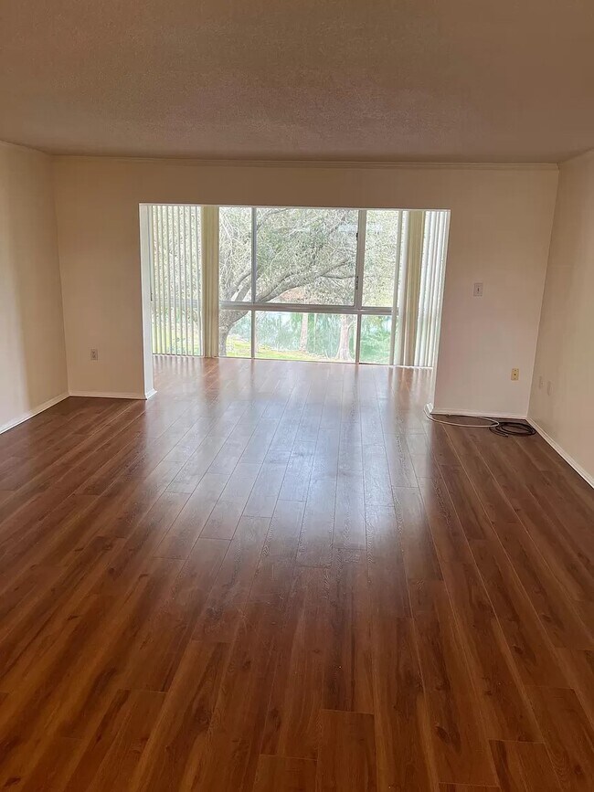 Foto del edificio - 700 Melrose Ave