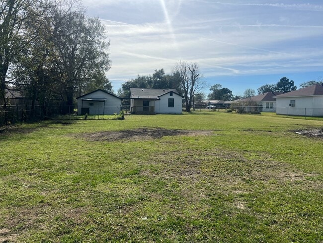 Foto del edificio - 340 Meadow Dr