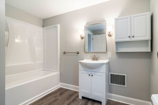 Foto del edificio - Stunning 4 bedroom home in Beechview available August 1!