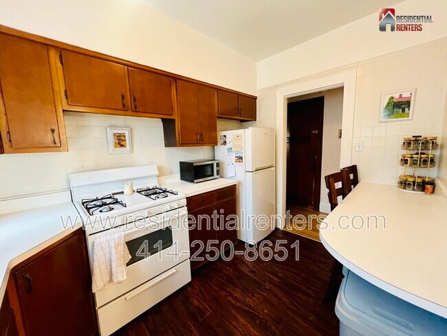 Building Photo - 3047 S Howell Ave