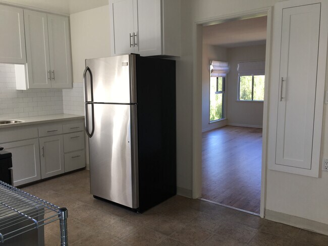 Kitchen - 1026 Ocean Park Blvd