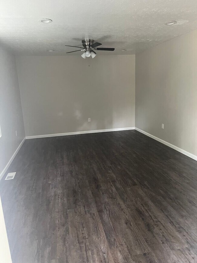 Building Photo - 2 bedroom fully renovated