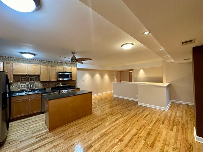 Building Photo - 2555 W Catalpa Ave