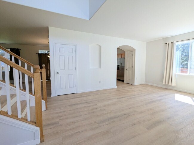Foto del edificio - Comfort Meets Convenience in this Dog-Frie...