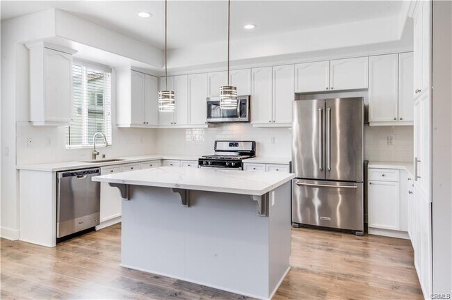 Building Photo - 2528 Plaza del Amo