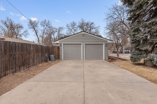 Building Photo - Style Meets Location 3 Bedroom 3 Bathroom Single Family Home - Must See