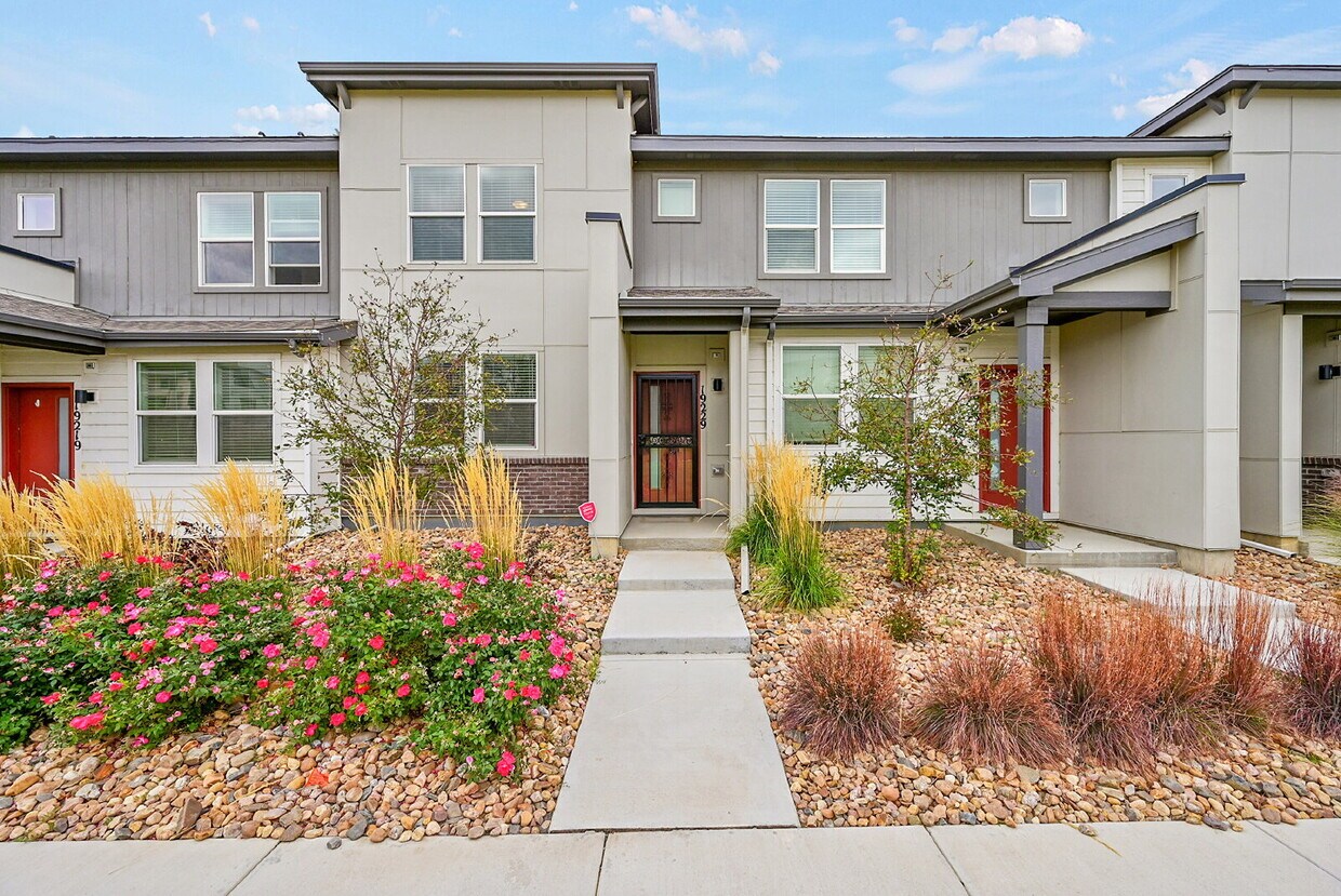 Foto principal - $2,095, 2-bed, 2.5-bath located in Denver