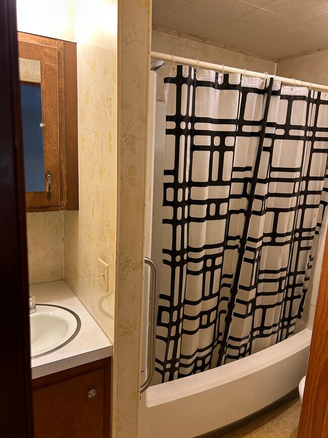 Baño completo - 4921 S Dixie Hwy