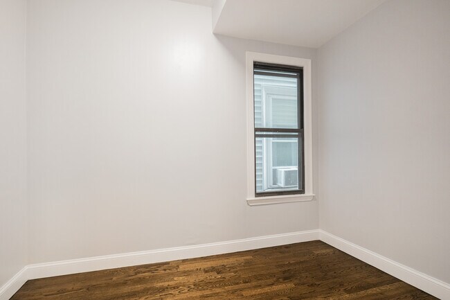 Building Photo - 344 Saratoga St