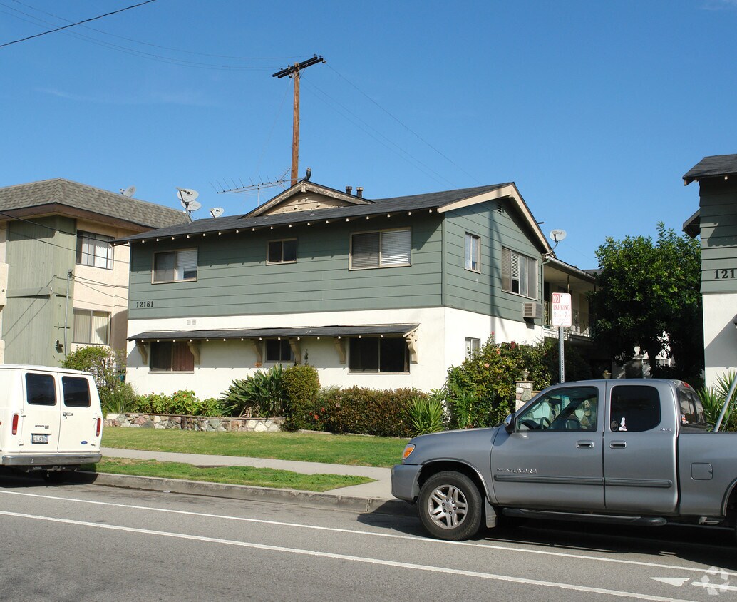 Foto principal - 12161 Chandler Blvd
