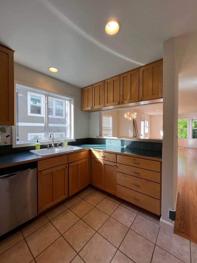 Foto del edificio - Lovely Corner Townhome in the Heart of Cap...