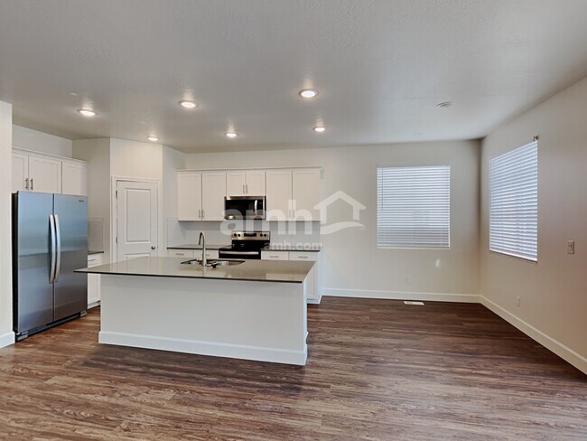 Building Photo - 2203 E Silverado Lane