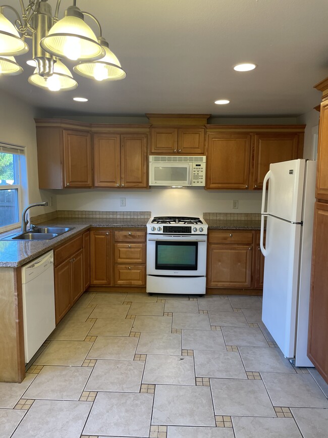 Kitchen - 12434 SE Reedway St