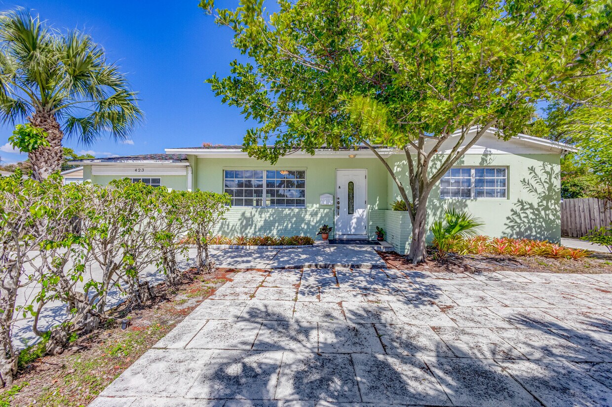 Primary Photo - 423 Date Palm Dr