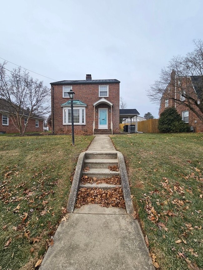 Building Photo - 102 N Forrest St