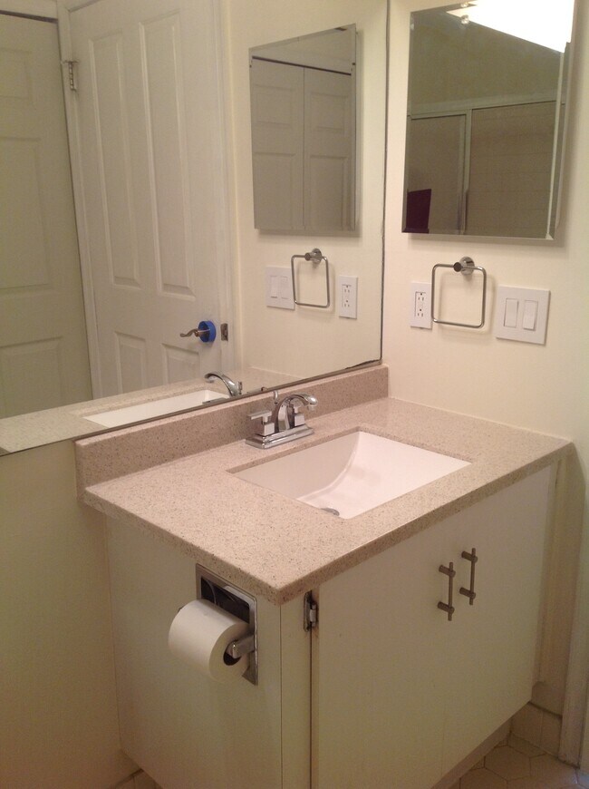 Main bath - 6 Chamberlin Ct