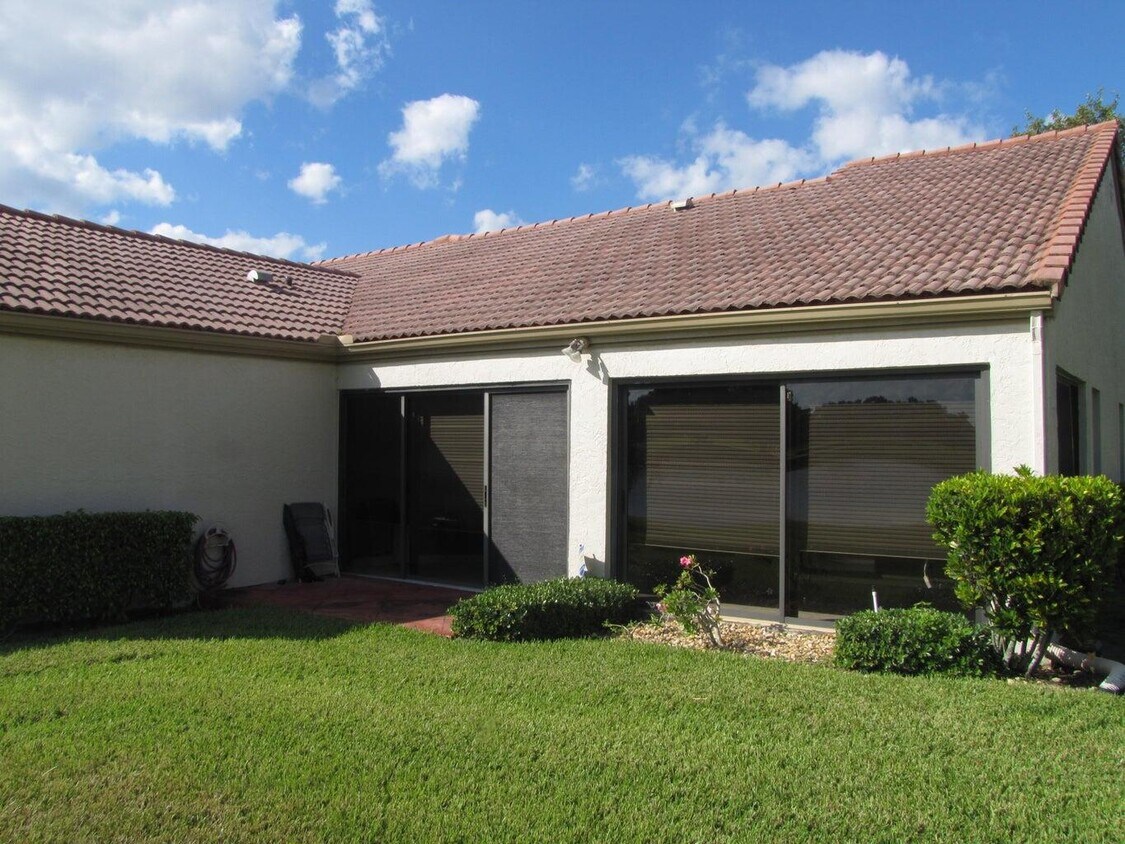 Foto del edificio - 5890 Parkwalk Cir W