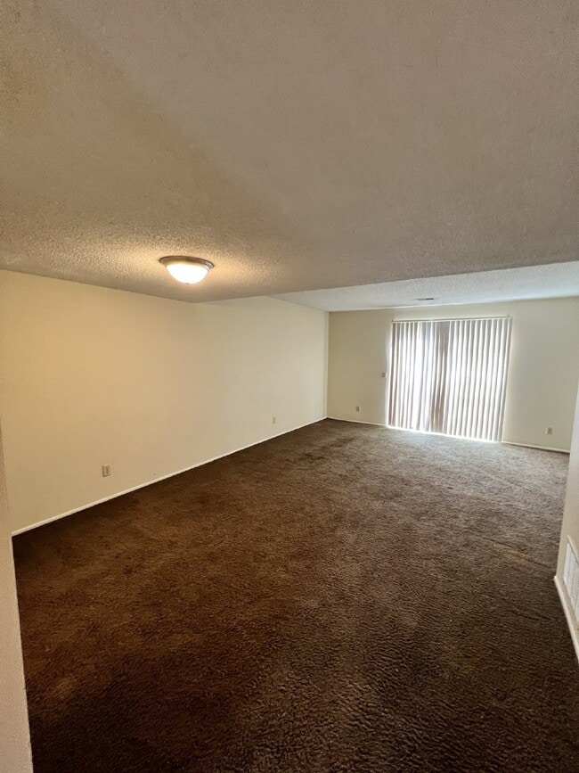 Building Photo - Townhouse For Rent