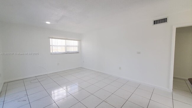 Building Photo - 1008 NW 45th Ave