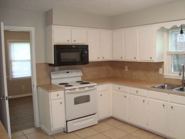 Building Photo - Like New Single Level Brick 3 Bedroom 2 Ba...
