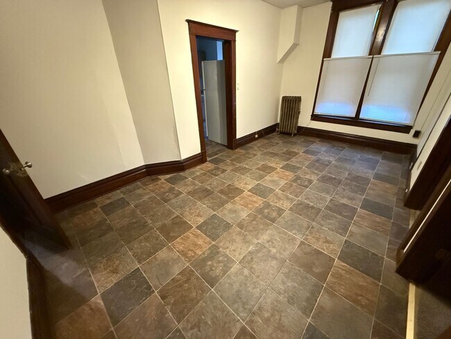 Foto del edificio - Spacious 4-Bedroom Apartment with Main Street Views