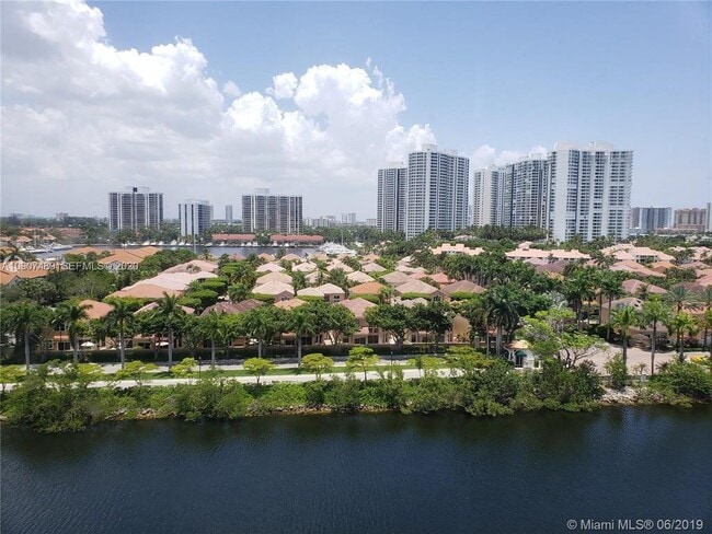 Foto del edificio - 3701 N Country Club Dr