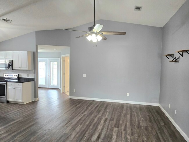 Foto del edificio - Pensacola 3 bed/ 2 bath