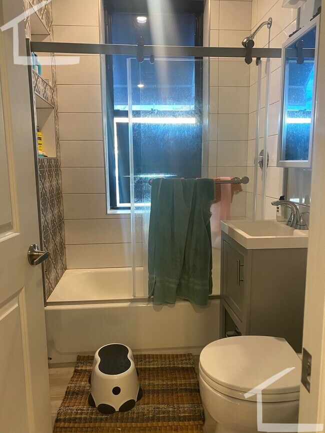 Building Photo - Charming 2 Bedroom