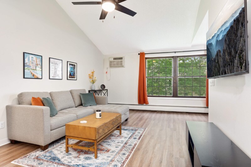 Foto principal - 1011 11th Ave S